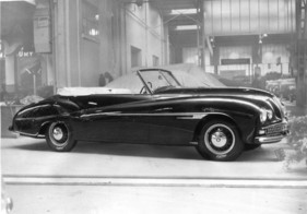Bristol 401 Beutler Cabriolet (1951) - dunkelblau metallic, auf dem Bristol-Stand am Genfer Autosalon 1951 noch vor der Eröffnung aufgenommen