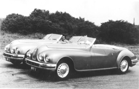 Bristol 402 (1950) - Schauspieler Jean Simmons und Stewart Granger haben sich je einen Bristol Convertible gekauft, die Filmstars kamen selber, um ihren neuen Wagen abzuholen