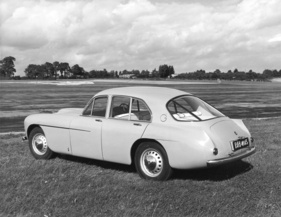 Bristol 405 Saloon (1954) - der Radstand der viertürigen Variante des 405 Sports Coupé war 18 Zoll länger, der Saloon wurde erstmals1954 an der Earls Court Motor Show gezeigt
