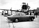 Bristol 407 (1962) - ein linksgelenktes Coupé wird am Flughafen verladen