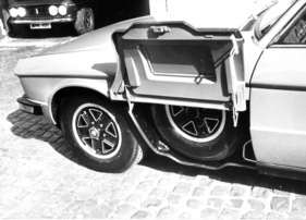 Bristol 412 (1976) - das Reserverad verbarg sich unter einer Abdeckklappe zwischen Vorderrad und Türe