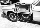 Bristol 412 (1976) - das Reserverad verbarg sich unter einer Abdeckklappe zwischen Vorderrad und Türe