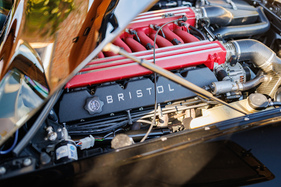 Der Motor stammt aus der Dodge Viper, ein 8-Liter-Zehnzylinder