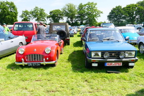 Britisch-italienische Gegensätze: Früher Triumph TR3 (1955 bis 1957) und Fiat 131 der zweiten Serie (1978 bis 1981) – Bockhorner Oldtimermarkt 2025