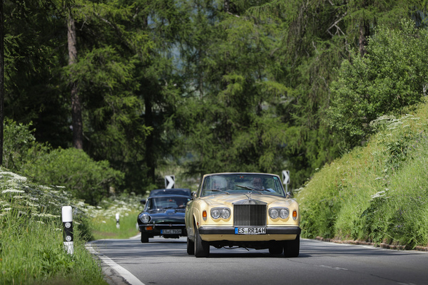 Britische Autos wie diesen Rolls-Royce Corniche in Gelb gab es auch ausserhalb des Teilnehmerfeldes - 31. British Classic Car Meeting St. Moritz 2025