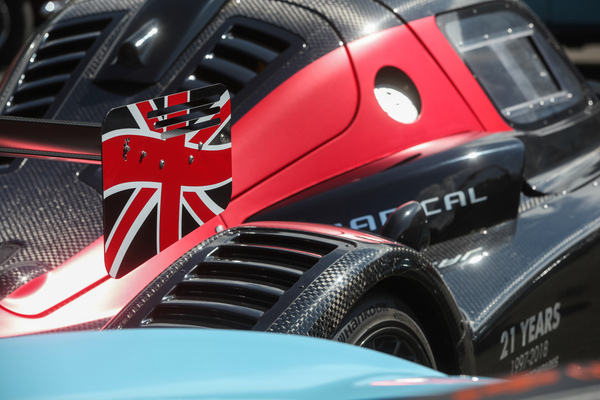 Britische Fahne hochgehalten, auch beim Radical - British Car Meeting (BCM) Mollis 2022