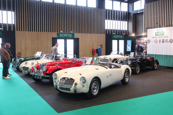 Britische Klassikerauswahl auf dem Stand von "anglo parts" - Rétromobile Paris 2022