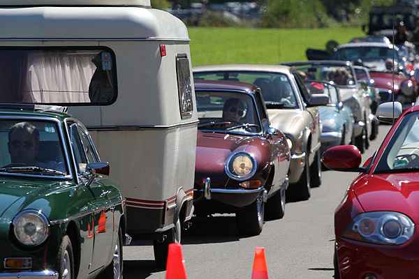 British Car Meeting (BCM) 2011 in Mollis - Impressionen - nur englische Autos im Stau des Eingangsbereiches