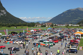 British Car Meeting (BCM) 2011 in Mollis - Impressionen - rund 1'500 Fahrzeuge wollen weise parkiert werden British Car Meeting (BCM) 2011 in Mollis - Impressionen - rund 1'500 Fahrzeuge wollen weise parkiert werden