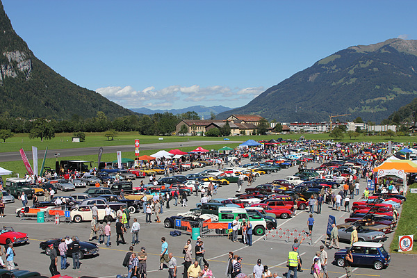 British Car Meeting (BCM) 2011 in Mollis - Impressionen - rund 1'500 Fahrzeuge wollen weise parkiert werden