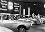 British Leyland (1973) - der Messestand profitiert von raffinierter Teppichlandschaft und schönen Mädchen - am Genfer Automobilsalon von 1973 (© Archiv Automobil Revue) British Leyland (1973) - der Messestand profitiert von raffinierter Teppichlandschaft und schönen Mädchen - am Genfer Automobilsalon von 1973 (© Archiv Automobil Revue)