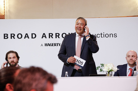 Broad-Arrow-Auctions-President Kenneth Ahn verhandelt mit einem Telefonbieter - Broad Arrow "The Zurich Auction" 2025 Broad-Arrow-Auctions-President Kenneth Ahn verhandelt mit einem Telefonbieter - Broad Arrow "The Zurich Auction" 2025