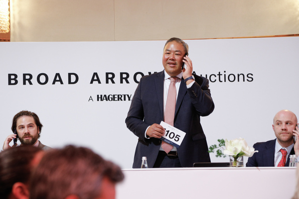 Broad-Arrow-Auctions-President Kenneth Ahn verhandelt mit einem Telefonbieter - Broad Arrow "The Zurich Auction" 2025
