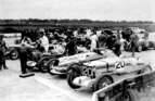 Brooklands 1934 - Wisdoms Standard K3 mit Nr 20 - daneben die Specials von Eyston und Horton