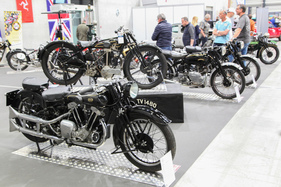 Brough Superior Black Alpin (1930) auf der Sonderschau britischer Motorräder des FAM – Swiss Classic World Luzern 2022