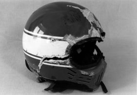 Bruch - Hans-Georg Bürgers Helm zerbrach am Holzpfosten in zwei Teile Bruch - Hans-Georg Bürgers Helm zerbrach am Holzpfosten in zwei Teile