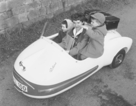 Brütsch Rollera (1958) - An einen Familienausflug war somit nicht zu denken. Auch zwei Personen hatten es schon eng genug. Diese engen Platzverhältnisse sorgten für böse Kommentare und viel Kritik.