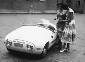 Brütsch V2 (1959) - Auffallend auch hier - die Grösse des Kleinstwagens, welche durch die beiden Personen nochmal zusätzlich hervorgehoben wird.