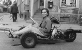 Brütsch Zwerg (1955) - Durch den Vergleich mit der Grösse der Insassin merkt man erst recht, wie klein der Wagen ist.