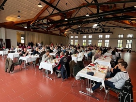 Brunchen im grossen Saal - Oldtimer-/Youngtimer Saisoneröffnungs-Brunch bei Emil Frey Classics am 1. Mai 2022 Brunchen im grossen Saal - Oldtimer-/Youngtimer Saisoneröffnungs-Brunch bei Emil Frey Classics am 1. Mai 2022