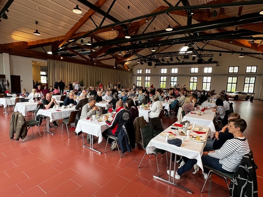 Bild Brunchen im grossen Saal - Oldtimer-/Youngtimer Saisoneröffnungs-Brunch bei Emil Frey Classics am 1. Mai 2022