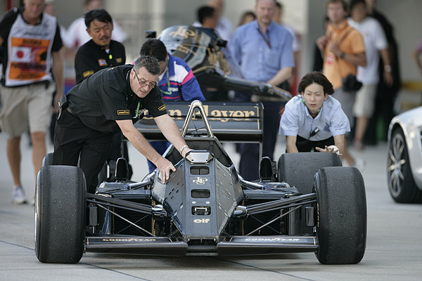 Bruno Senna fährt den Lotus Renault Turbo 97T seines Onkels Ayrton Senna