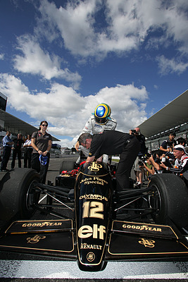 Bruno Senna fährt den Lotus Renault Turbo 97T seines Onkels Ayrton Senna