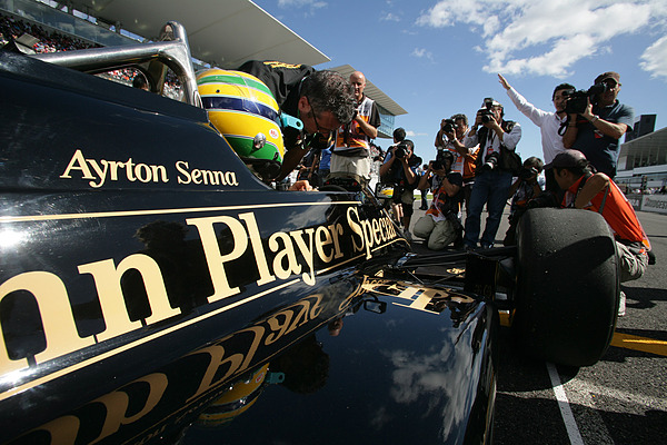 Bruno Senna fährt den Lotus Renault Turbo 97T seines Onkels Ayrton Senna