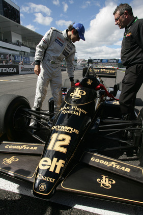 Bruno Senna fährt den Lotus Renault Turbo 97T seines Onkels Ayrton Senna Bruno Senna fährt den Lotus Renault Turbo 97T seines Onkels Ayrton Senna