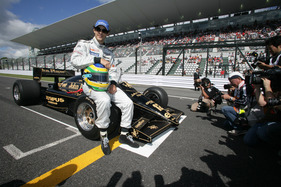 Bruno Senna fährt den Lotus Renault Turbo 97T seines Onkels Ayrton Senna Bruno Senna fährt den Lotus Renault Turbo 97T seines Onkels Ayrton Senna