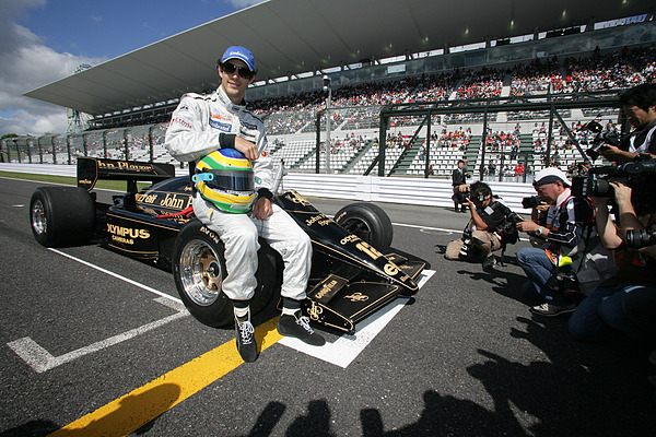 Bruno Senna fährt den Lotus Renault Turbo 97T seines Onkels Ayrton Senna