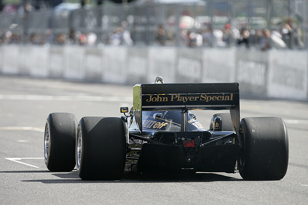 Bruno Senna fährt den Lotus Renault Turbo 97T seines Onkels Ayrton Senna