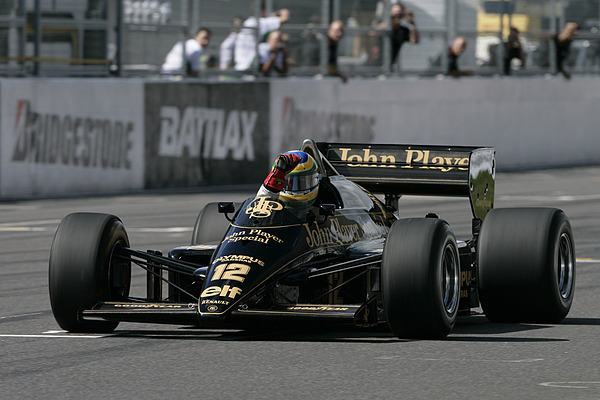 Bruno Senna fährt den Lotus Renault Turbo 97T seines Onkels Ayrton Senna