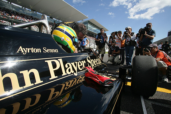 Bruno Senna fährt den Lotus Renault Turbo 97T seines Onkels Ayrton Senna