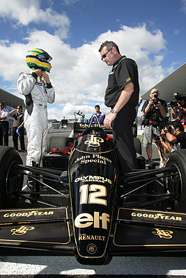 Bruno Senna fährt den Lotus Renault Turbo 97T seines Onkels Ayrton Senna