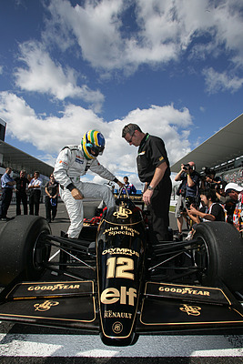 Bruno Senna fährt den Lotus Renault Turbo 97T seines Onkels Ayrton Senna