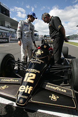 Bruno Senna fährt den Lotus Renault Turbo 97T seines Onkels Ayrton Senna