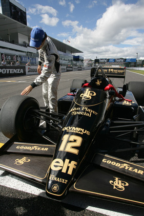 Bruno Senna fährt den Lotus Renault Turbo 97T seines Onkels Ayrton Senna Bruno Senna fährt den Lotus Renault Turbo 97T seines Onkels Ayrton Senna