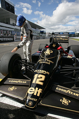 Bruno Senna fährt den Lotus Renault Turbo 97T seines Onkels Ayrton Senna