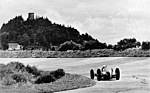 Bild: Buch "90 Jahre Nürburgring" - Im Hintergrund der Namensgeber - die Nürburg, für die Hermann Lang in dem Moment beim GP 1937 wohl keine Augen hat