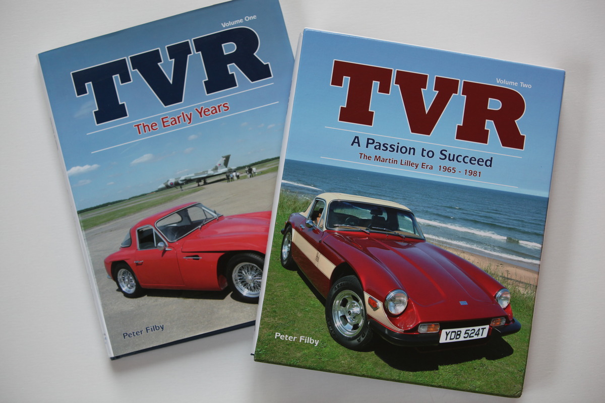Buch "TVR - A Passion to Succeed - the Martin Lilley Era 1965-1981" - was vor vielen Jahren im Buch "Success against the odds" von 1976 auf rund 220 Seiten passte, benötigt nun zwei Bände und rund 740 Seiten