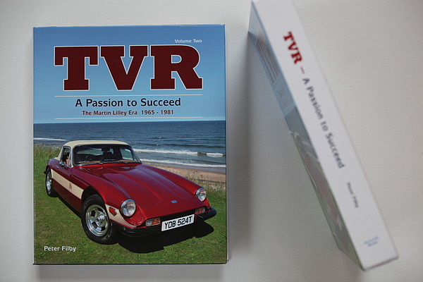 Buch "TVR - A Passion to Succeed - the Martin Lilley Era 1965-1981" - wegen des grossen Umfangs geriet der zweite Band erheblich teurer, kommt aber auch im Schuber