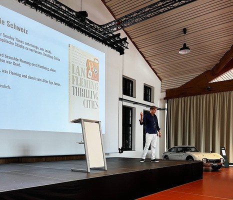 Buchautor Peter Wälty bei seinem Vortrag - Oldtimer-/Youngtimer Saisoneröffnungs-Brunch bei Emil Frey Classics am 1. Mai 2022