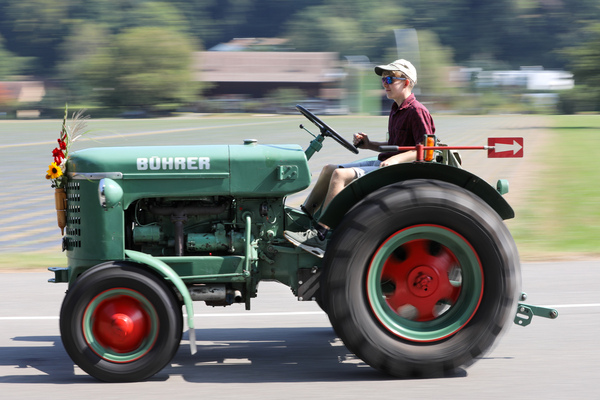Bührer-Traktor mit noch ziemlich jungem Fahrer - Lägern Classic 2024