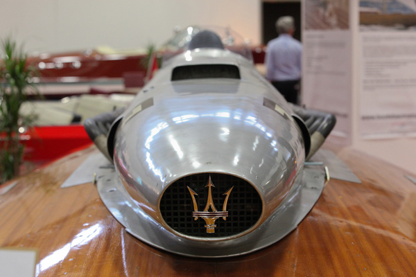 Bug wie ein Formel-Wagen - Motorrennboot mit Maserati-Technik - Motorworld Classics Berlin 2019