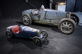 Bugatti 35 B (1929) neben einem Bugatti 52 (1929), genannt "Bébé Bugatti"