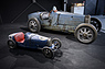 Bugatti 35 B (1929) neben einem Bugatti 52 (1929), genannt "Bébé Bugatti" (© Dominic Fraser, 2025) Bugatti 35 B (1929) neben einem Bugatti 52 (1929), genannt "Bébé Bugatti" (© Dominic Fraser, 2025)