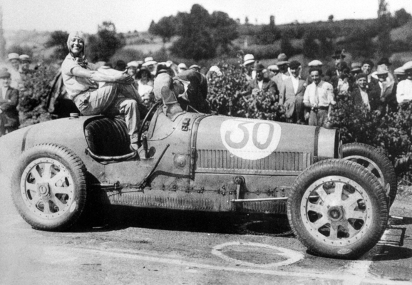 Bild: Bugatti 35 C (1929) – Hellé Nice beim Grossen Preis von Rio de Janeiro 1936 in Gávea – Ausstellung "Bugatti Queen" im Museum Art & Cars