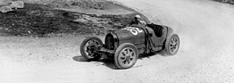 Bugatti 35 C (1932) - Hellé Nice am Klausenpassrennen von 1932, sie muss sich der auf einem ähnlichen Fahrzeug gestarteten Emma Munz geschlagen geben