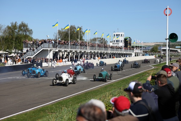 Bild: Bugatti 35 in vielen Farben an der Spitze im Rennen um die Varzi Trophy - 83. Goodwood Members' Meeting 2026